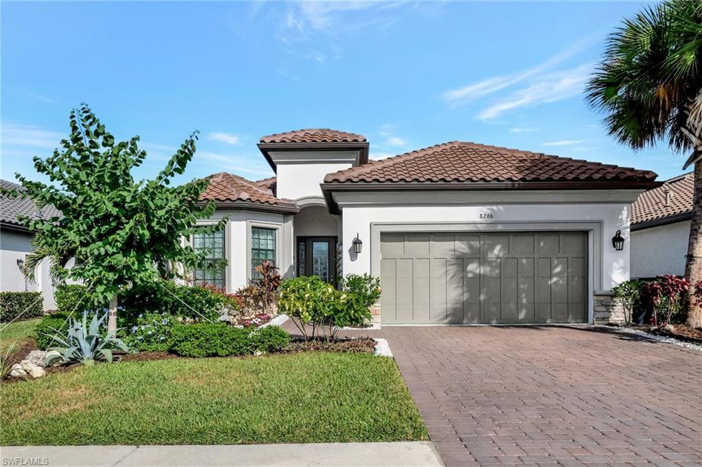 8266 Promoso Ct, Naples, FL 34114-1