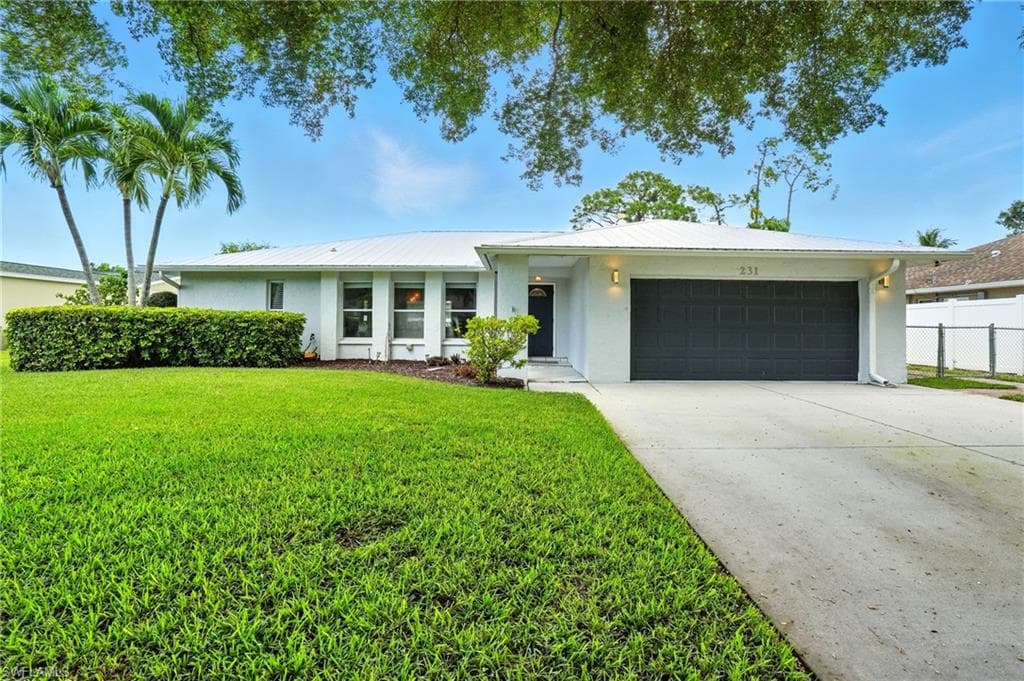 231 Johnnycake Dr, Naples, FL 34110-1