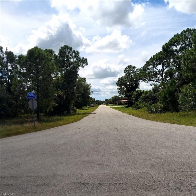 658/660 Creuset Ave S, Lehigh Acres, FL 33974-1