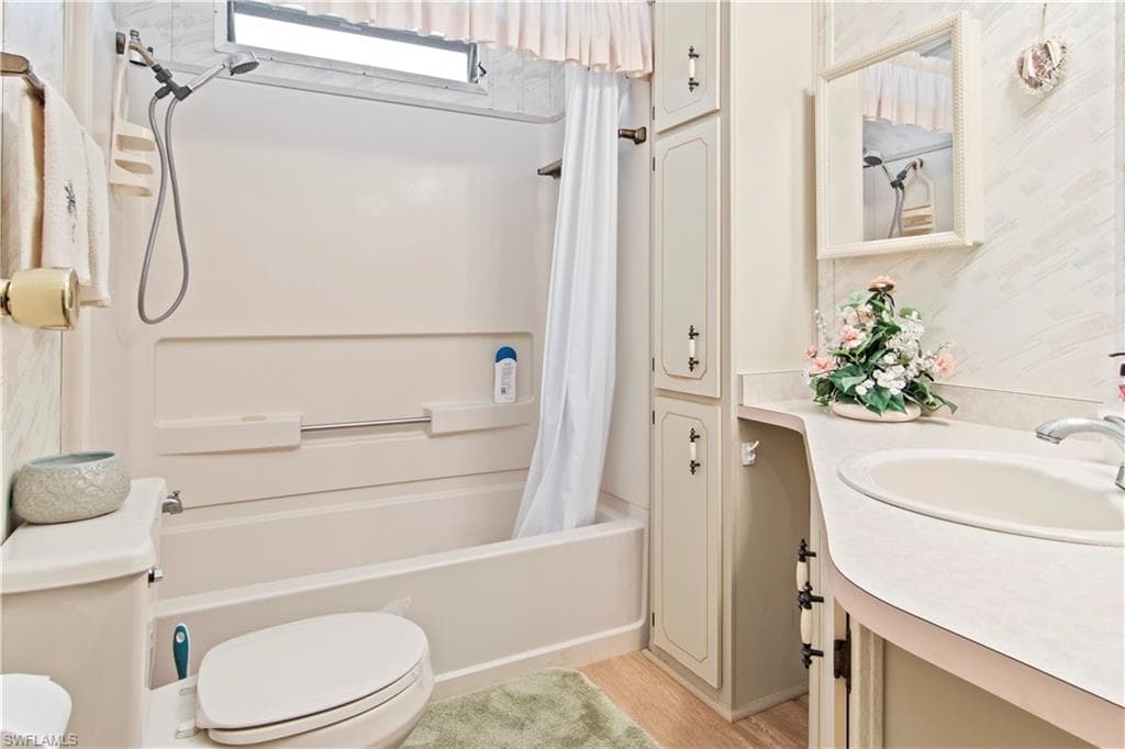 31 Turquoise Ave, Naples, FL 34114-15