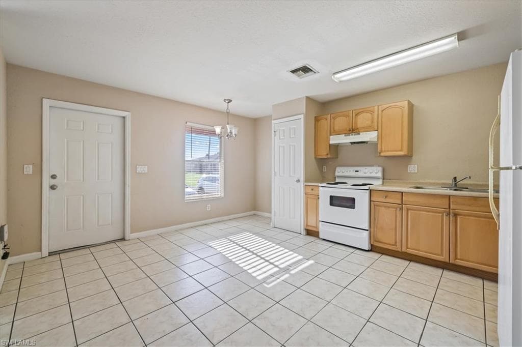 204/206 Ichabod Ave, Lehigh Acres, FL 33973-3