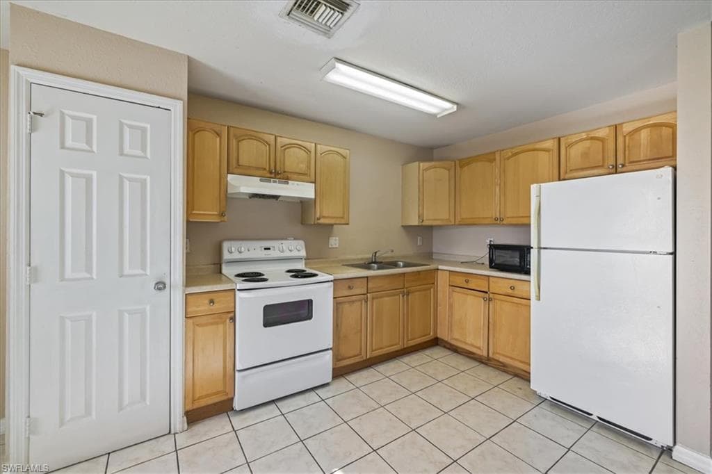 204/206 Ichabod Ave, Lehigh Acres, FL 33973-5