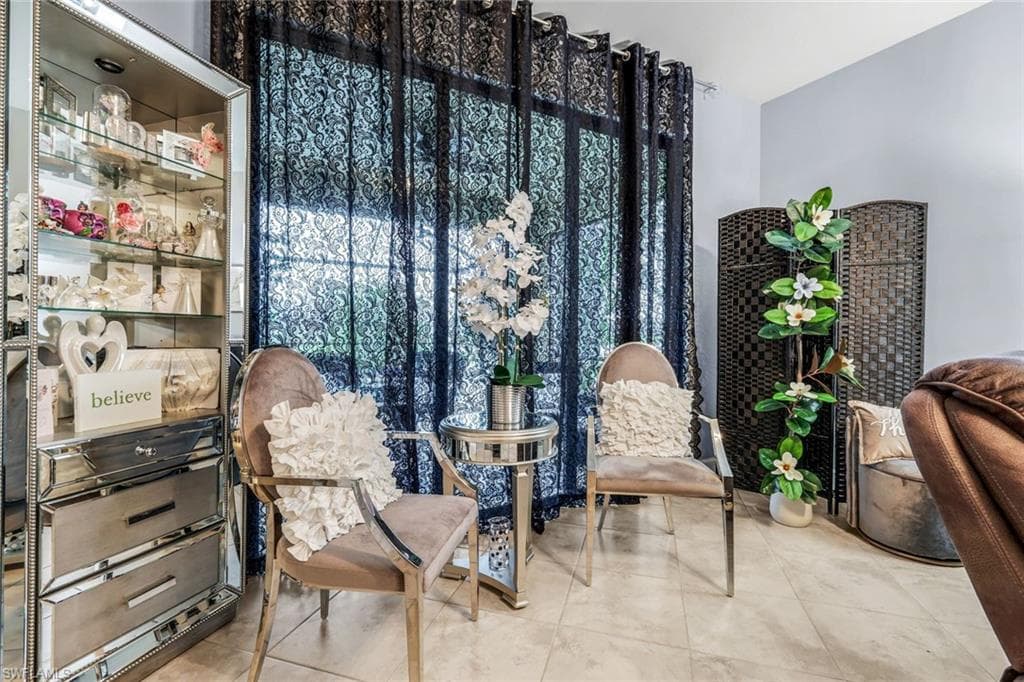 7659 Jacaranda Ln, Naples, FL 34114-6