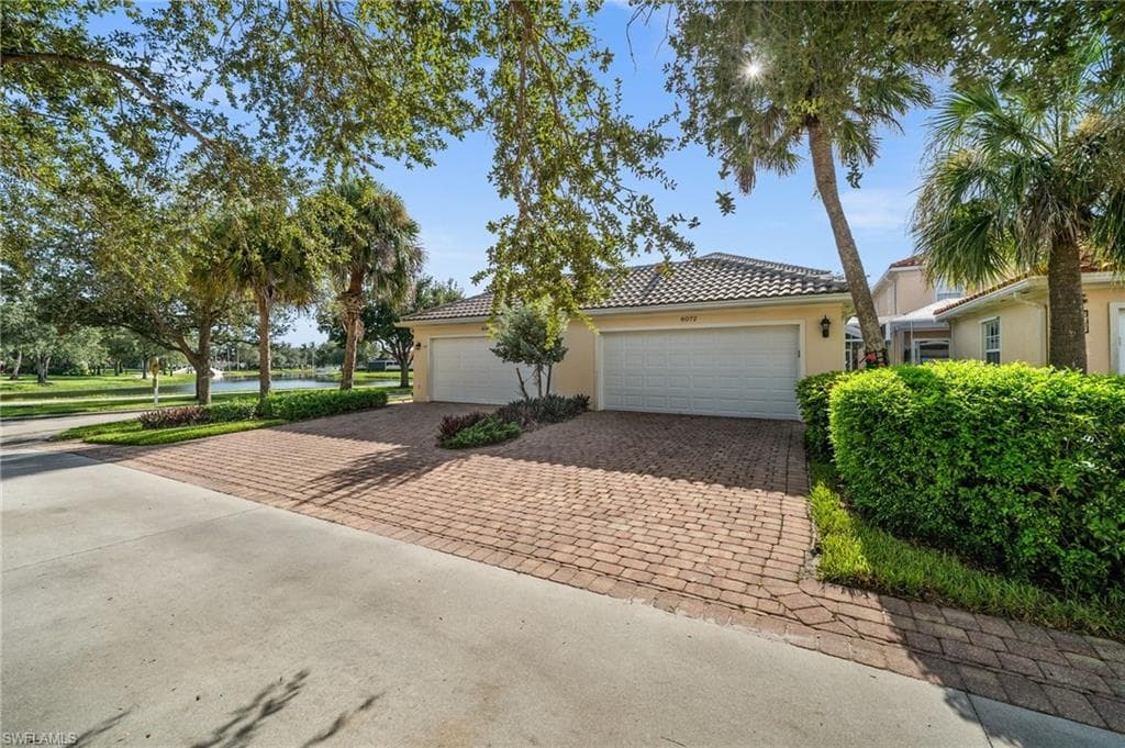 6072 Towncenter Cir, Naples, FL 34119-31