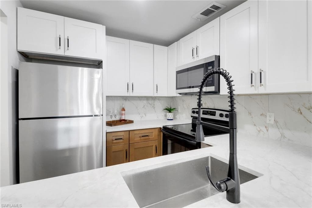 1195 Clam Ct 202, Naples, FL 34102-9
