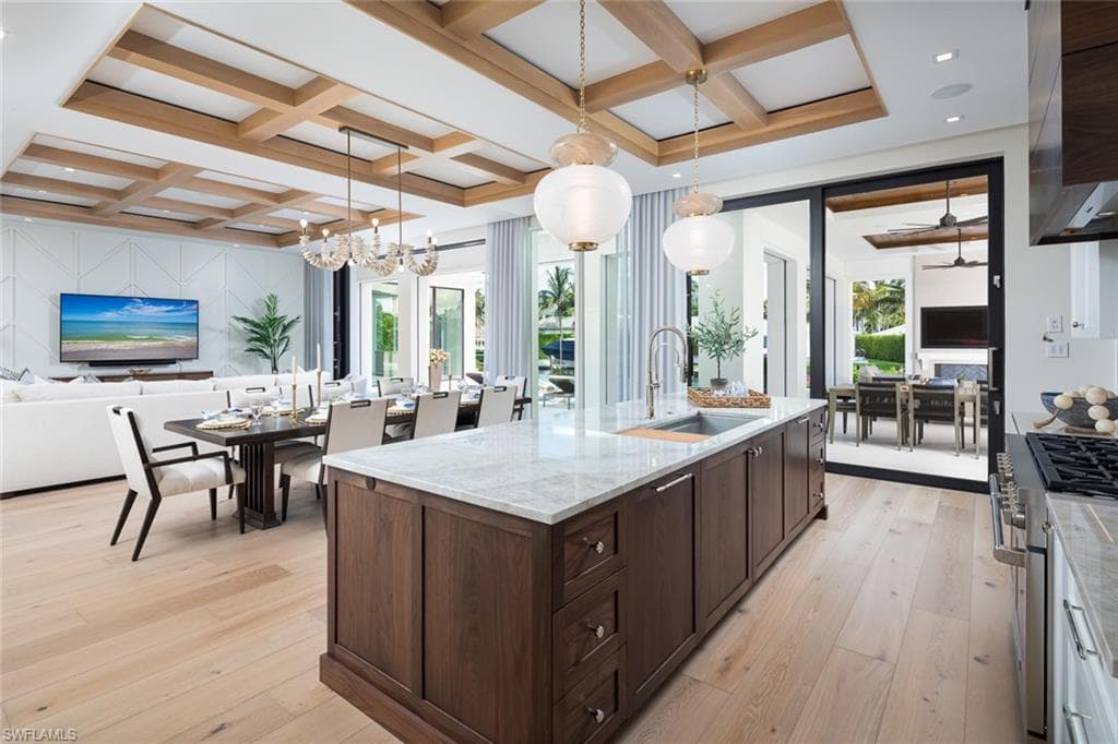 625 21st Ave S, Naples, FL 34102-8