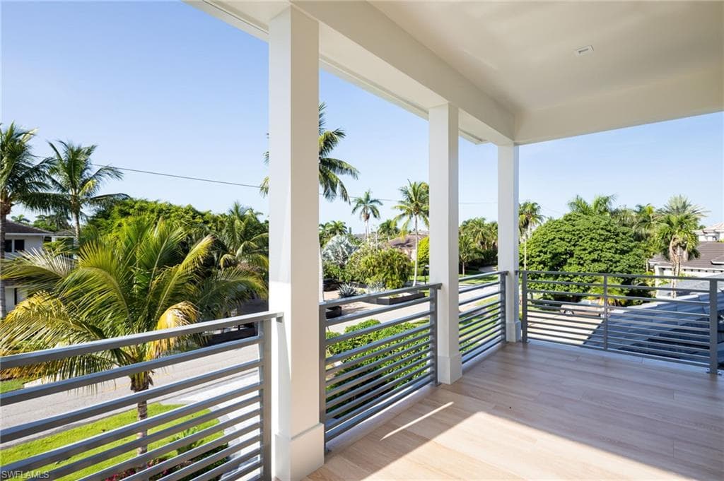 625 21st Ave S, Naples, FL 34102-32