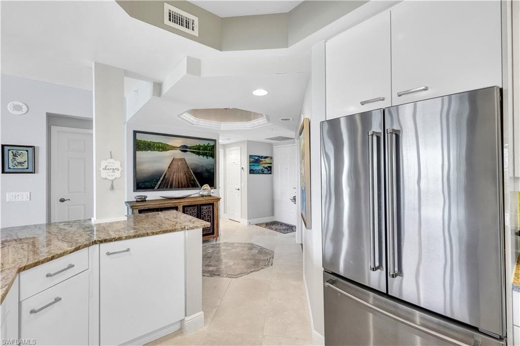 430 Cove Tower Dr 403, Naples, FL 34110-9