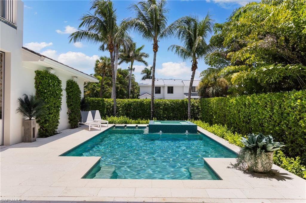 770 9th Ave S, Naples, FL 34102-3