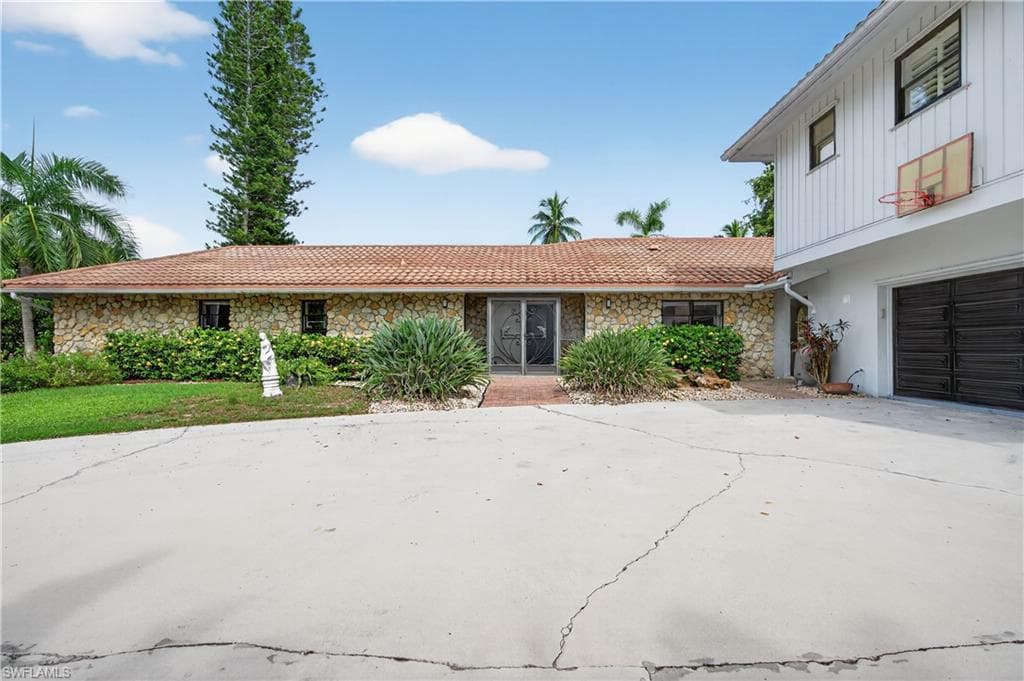 931 Scott Dr, Marco Island, FL 34145-32