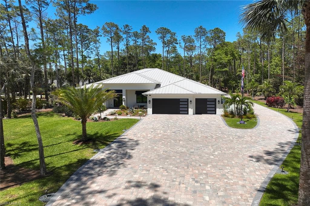 5301 Tamarind Ridge Dr, Naples, FL 34119-46