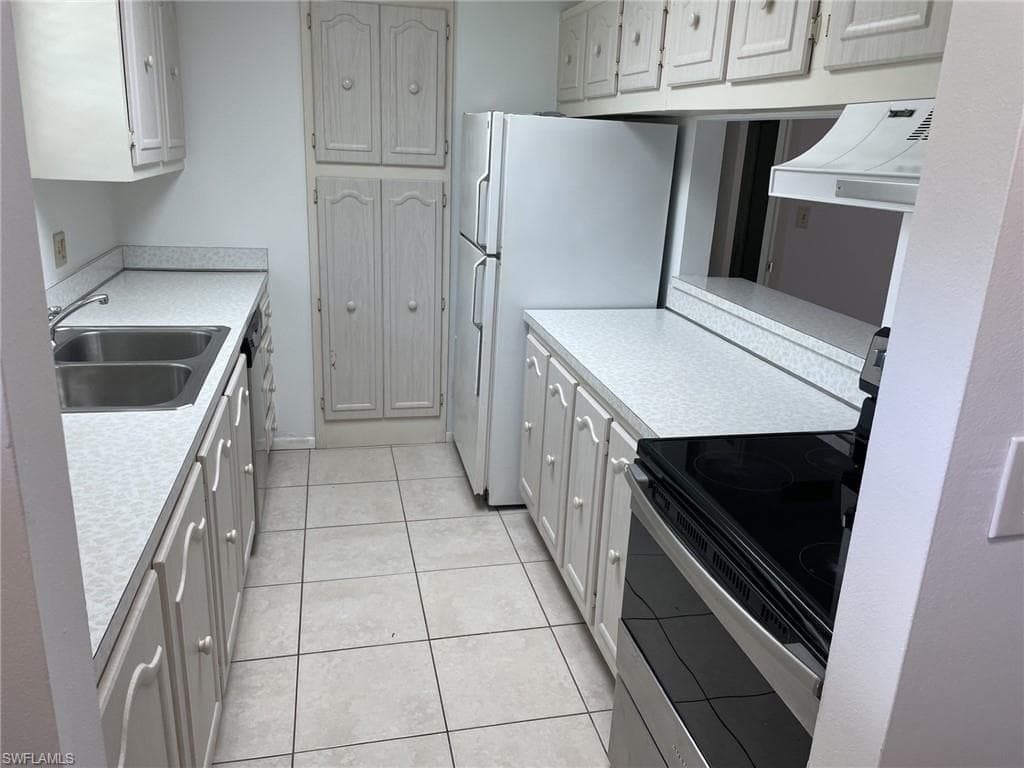 221 Cypress Way E 103, Naples, FL 34110-6