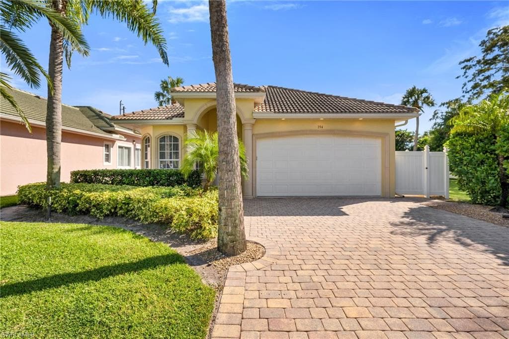 794 97th Ave N, Naples, FL 34108-1