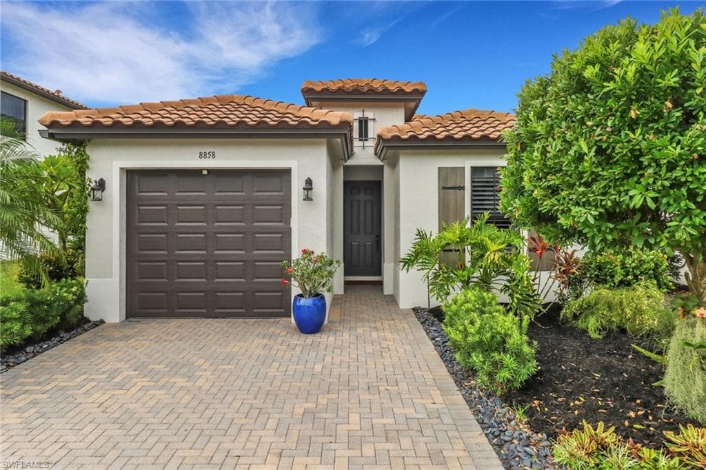 8858 Madrid Cir, Naples, FL 34104-1