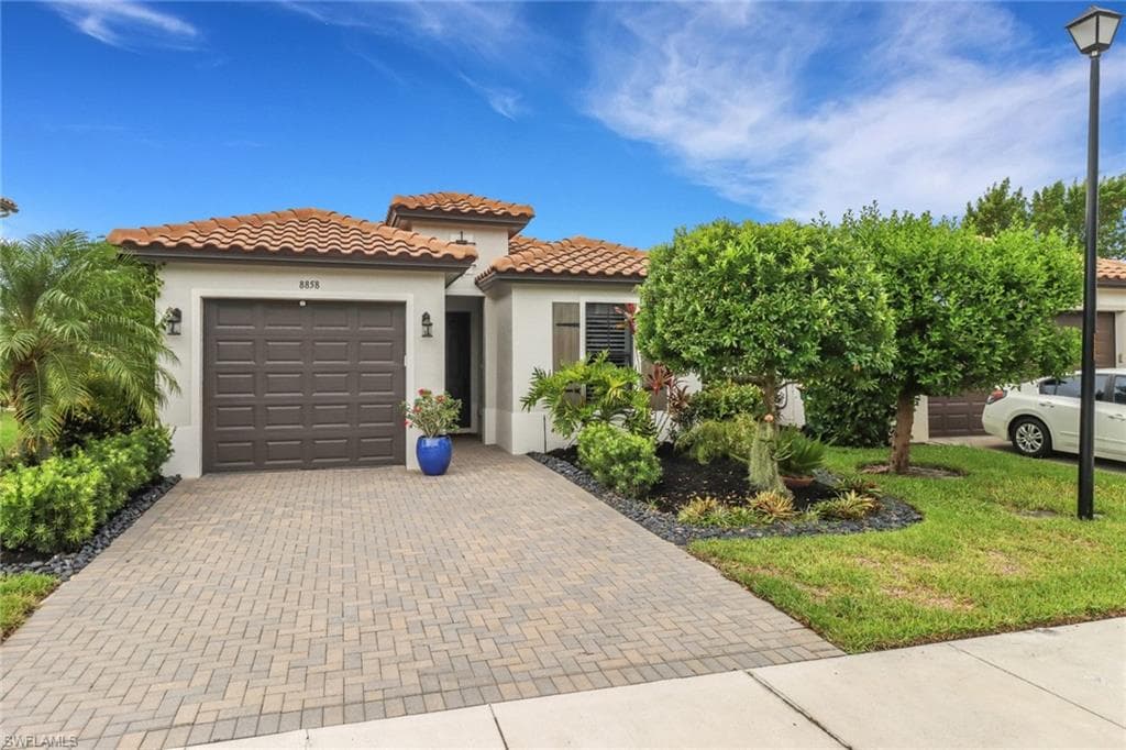 8858 Madrid Cir, Naples, FL 34104-3