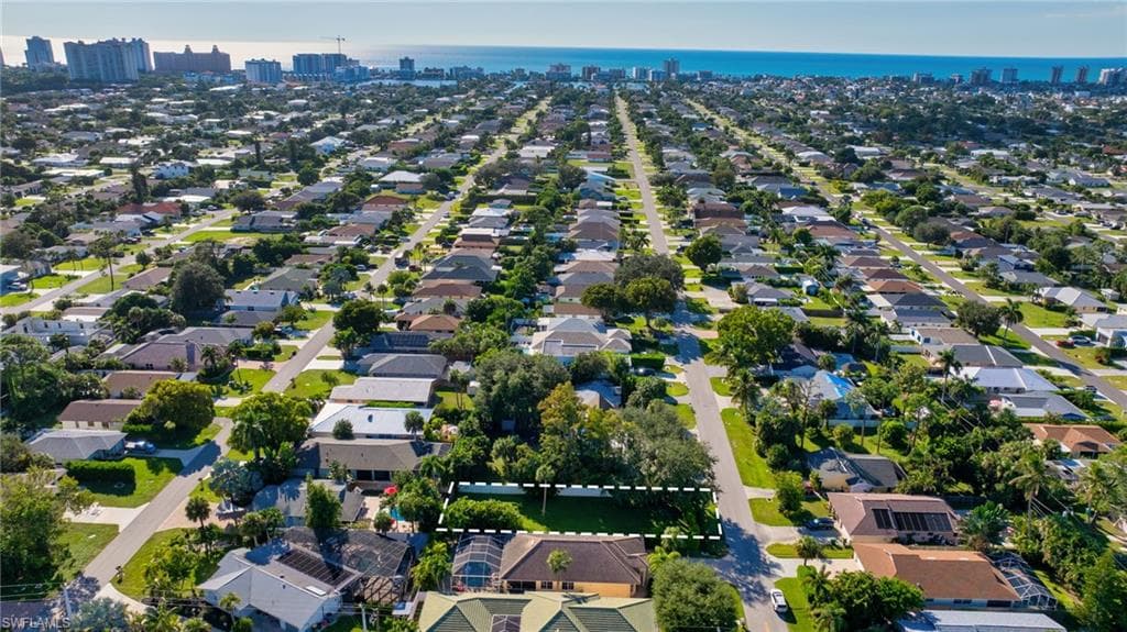 790 97th Ave N, Naples, FL 34108-3