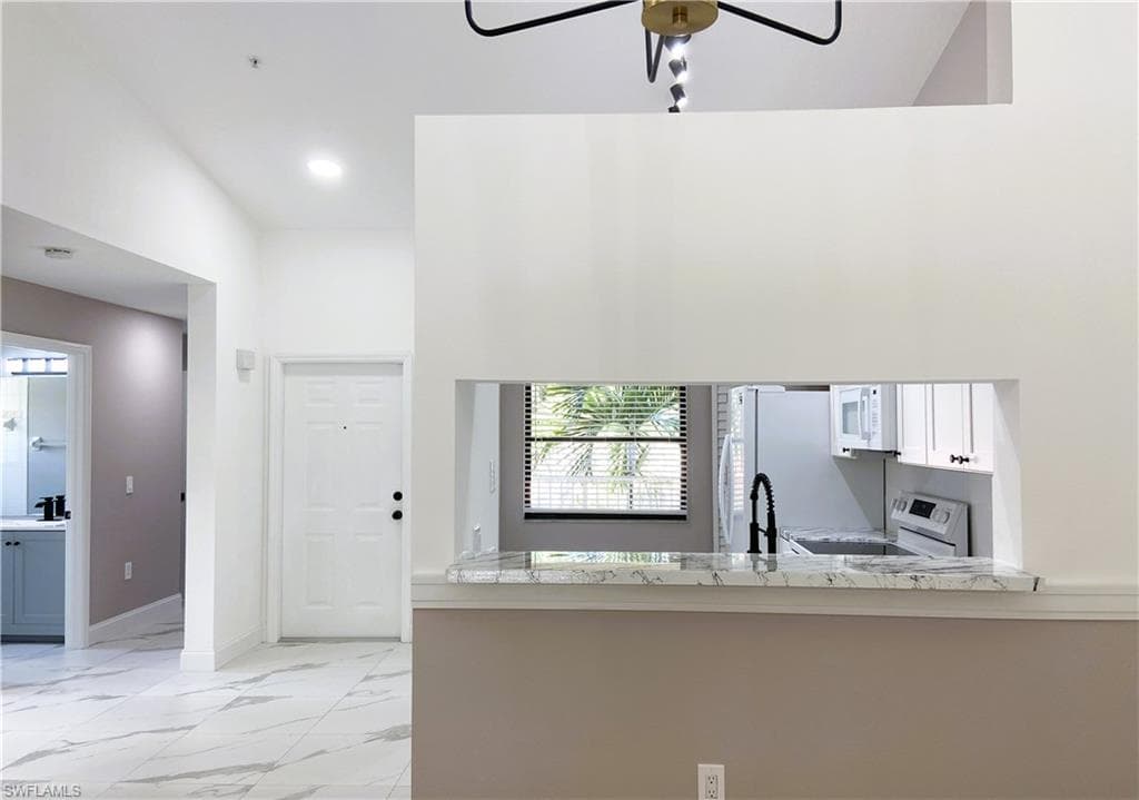 6645 Huntington Lakes Cir 204, Naples, FL 34119-4