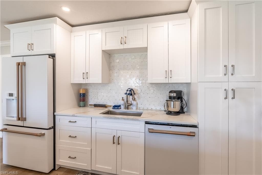 2237 Kings Lake Blvd, Naples, FL 34112-5