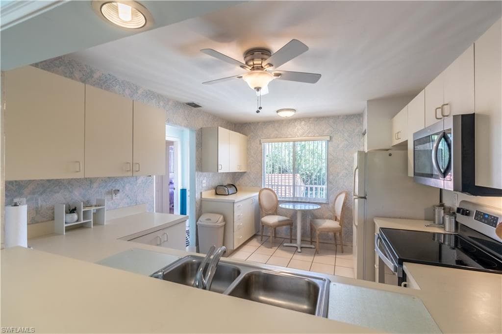 725 Saratoga Cir A204, Naples, FL 34104-11