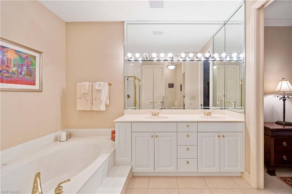 995 6th St S B1, Naples, FL 34102-22