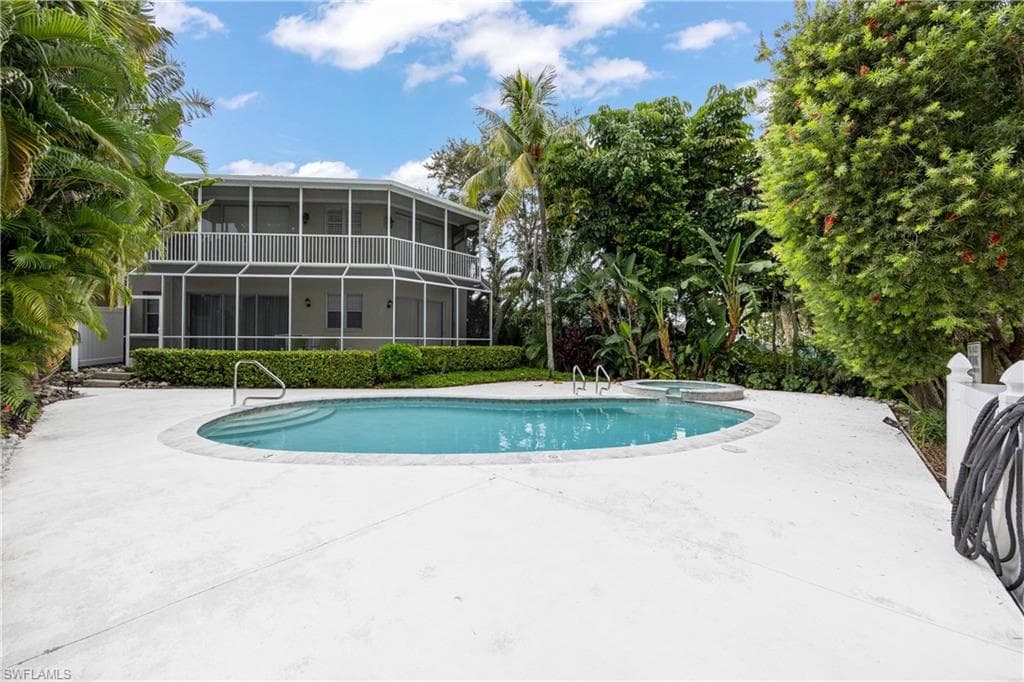 995 6th St S B1, Naples, FL 34102-26