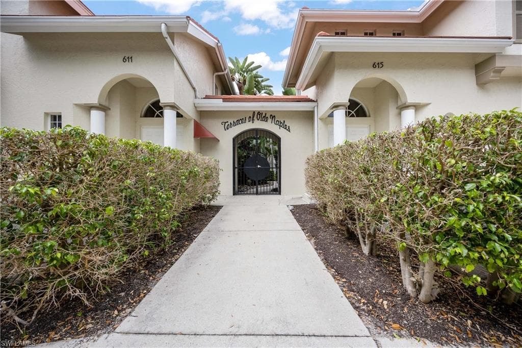 995 6th St S B1, Naples, FL 34102-28