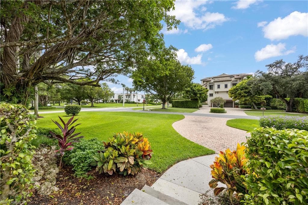 995 6th St S B1, Naples, FL 34102-33