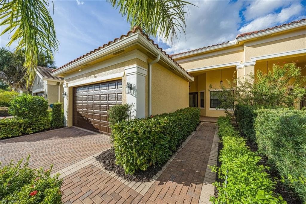 13418 Silktail Dr, Naples, FL 34109-3