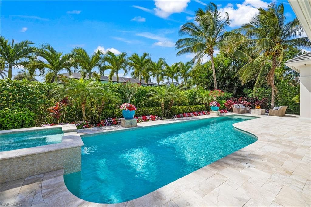 532 Pine Grove Ln, Naples, FL 34103-4