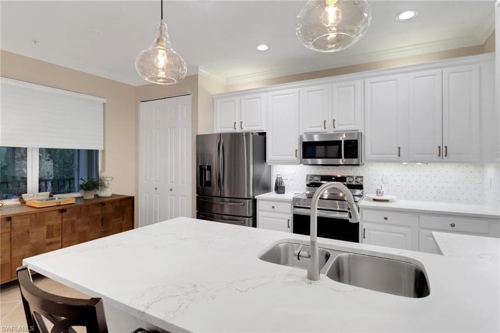 6502 Monterey Pt 204, Naples, FL 34105-8