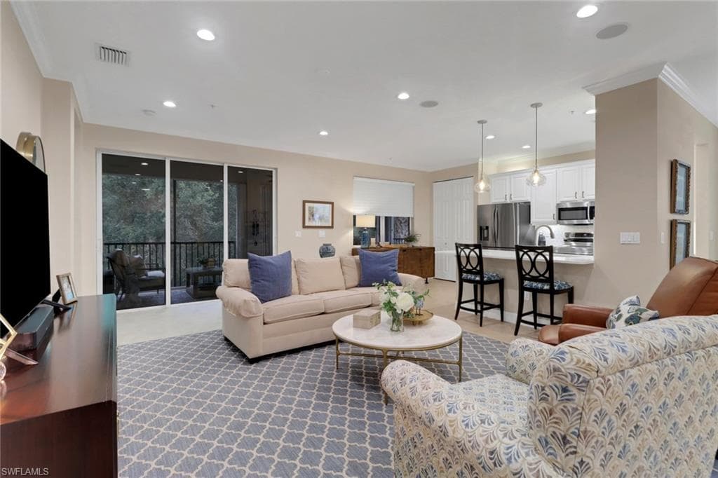 6502 Monterey Pt 204, Naples, FL 34105-2