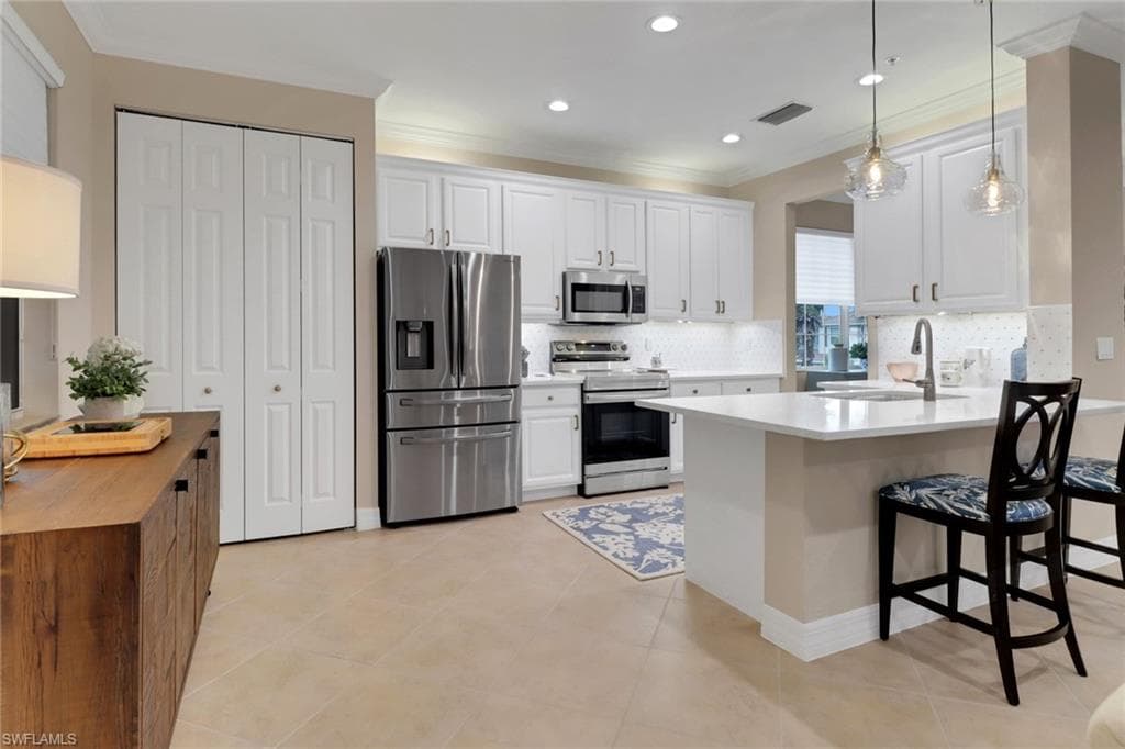 6502 Monterey Pt 204, Naples, FL 34105-6