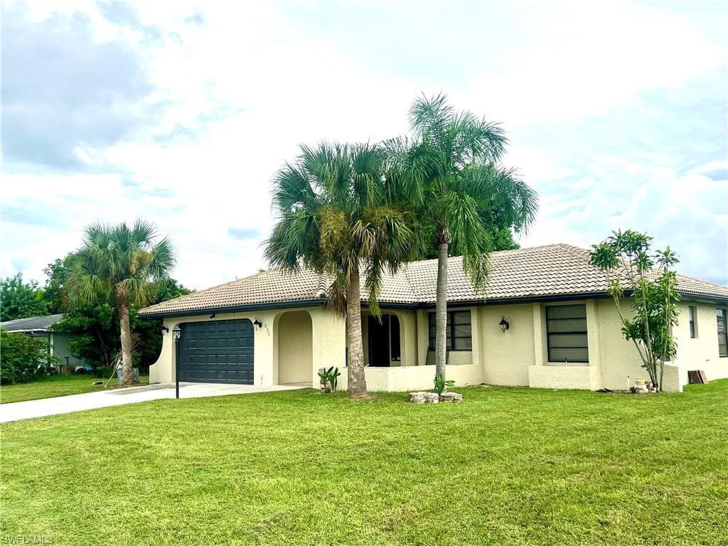834 Gardenside Ct, Lehigh Acres, FL 33936-5