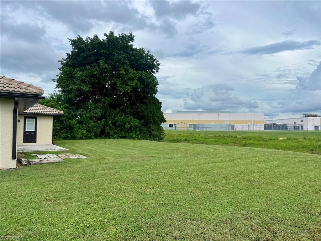834 Gardenside Ct, Lehigh Acres, FL 33936-6