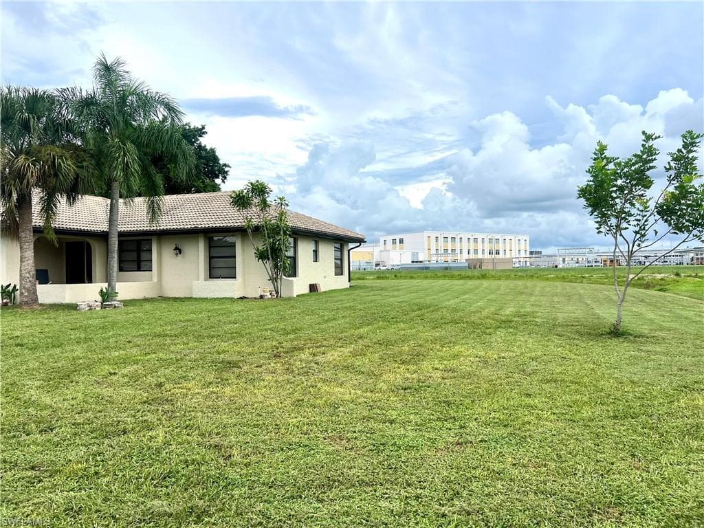 834 Gardenside Ct, Lehigh Acres, FL 33936-8