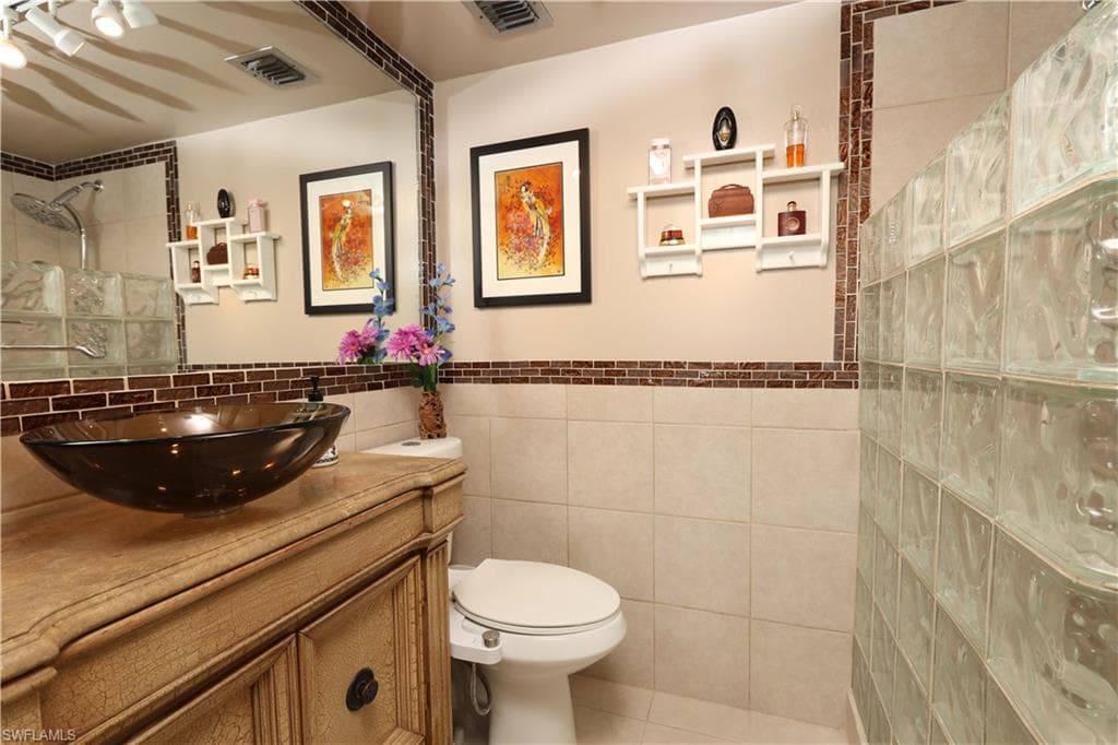 37 High Point Cir E 209, Naples, FL 34103-8