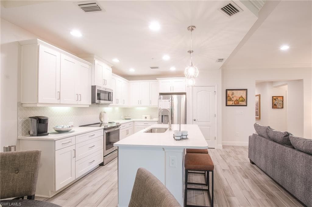 6940 Avalon Cir 503, Naples, FL 34112-9