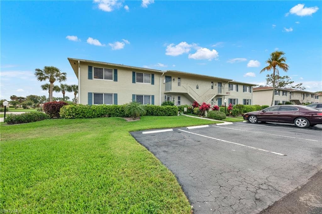 272 Winners Cir 4, Naples, FL 34112-1