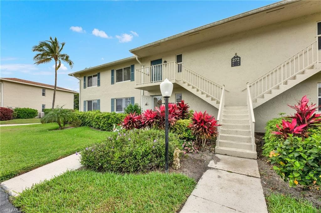 272 Winners Cir 4, Naples, FL 34112-2