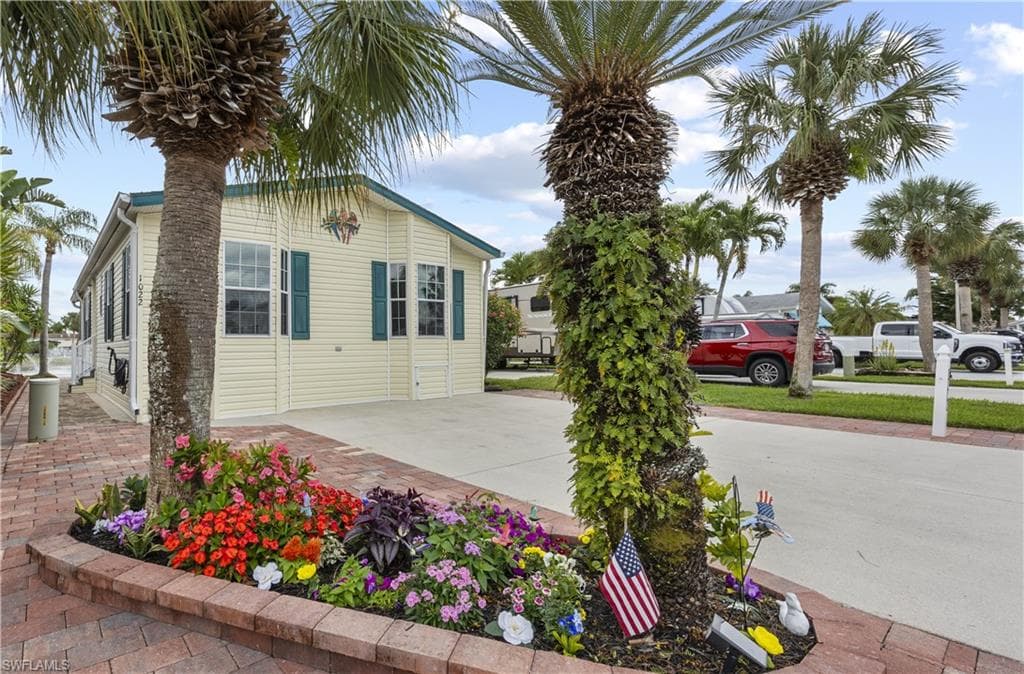 1022 Silver Lakes Blvd, Naples, FL 34114-1