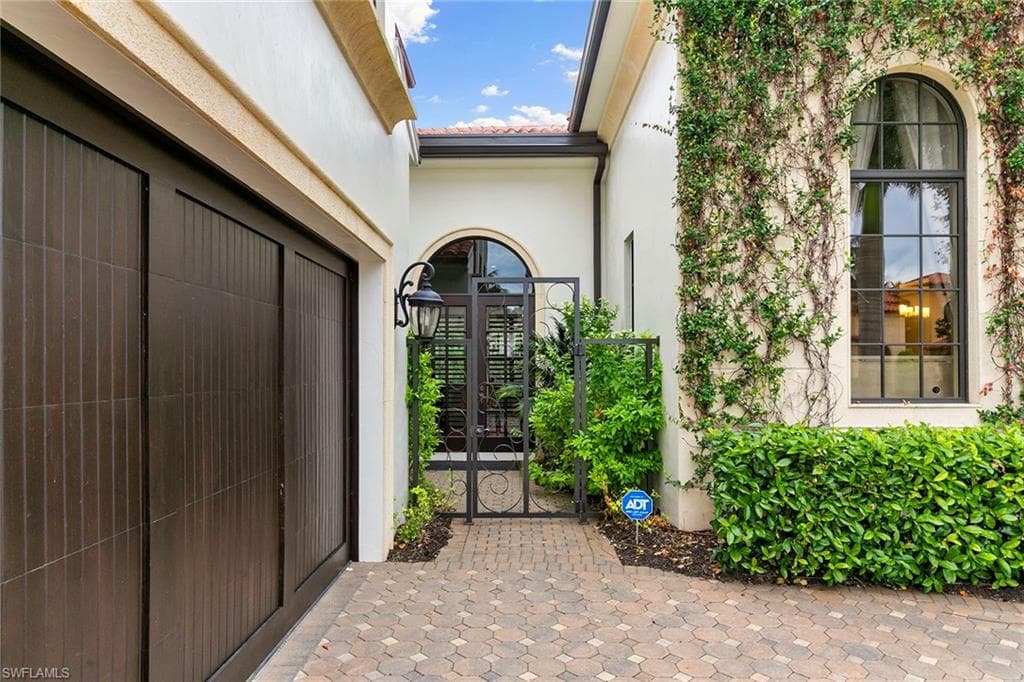 2896 Tiburon Blvd E, Naples, FL 34109-4