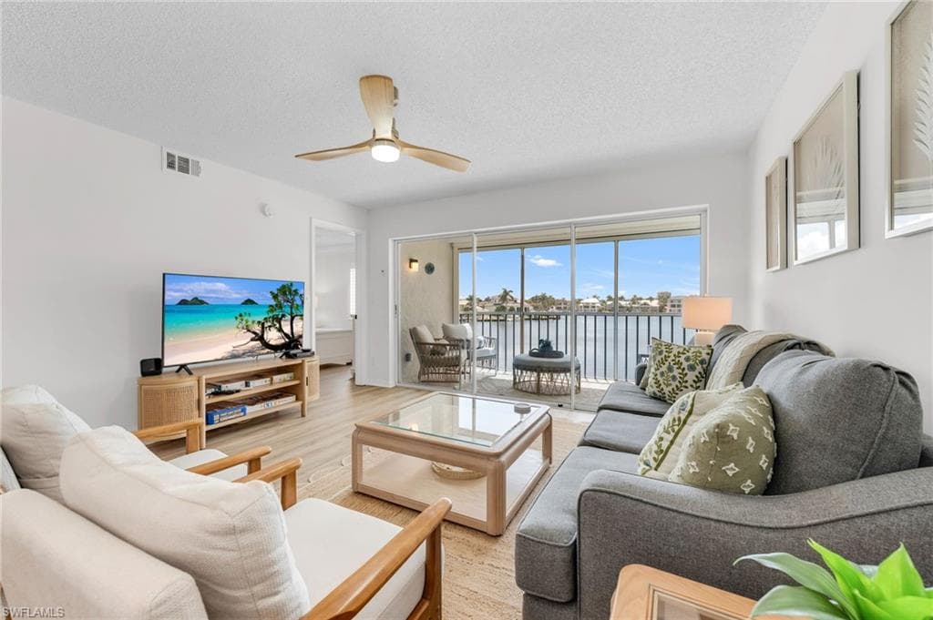 10682 Gulf Shore Dr 205, Naples, FL 34108-1