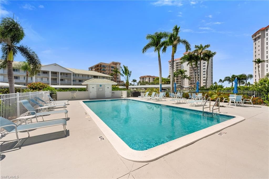 10682 Gulf Shore Dr 205, Naples, FL 34108-20