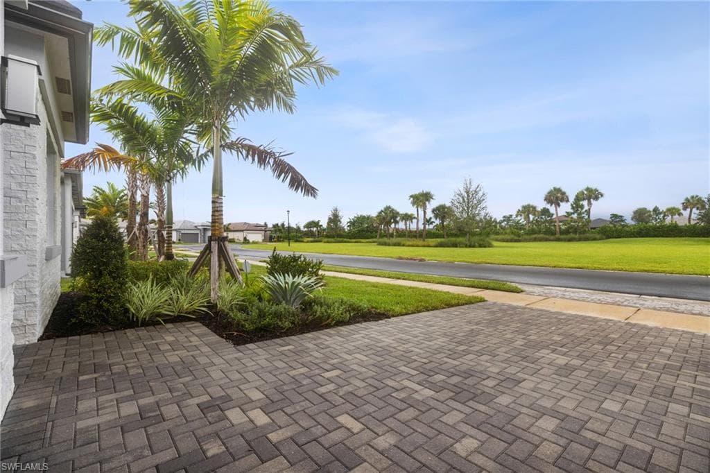 12448 Violet Ln, Naples, FL 34120-3