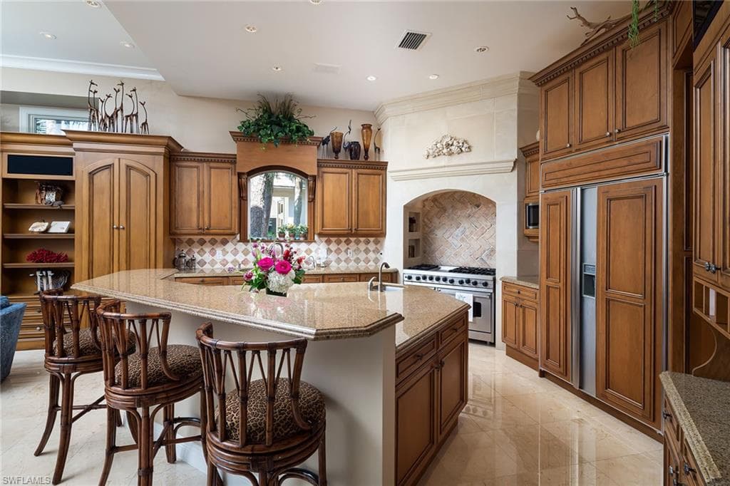 980 Barcarmil Way, Naples, FL 34110-17