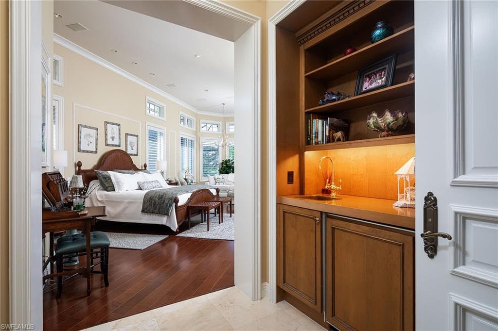 980 Barcarmil Way, Naples, FL 34110-19