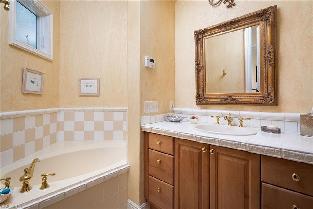 980 Barcarmil Way, Naples, FL 34110-32