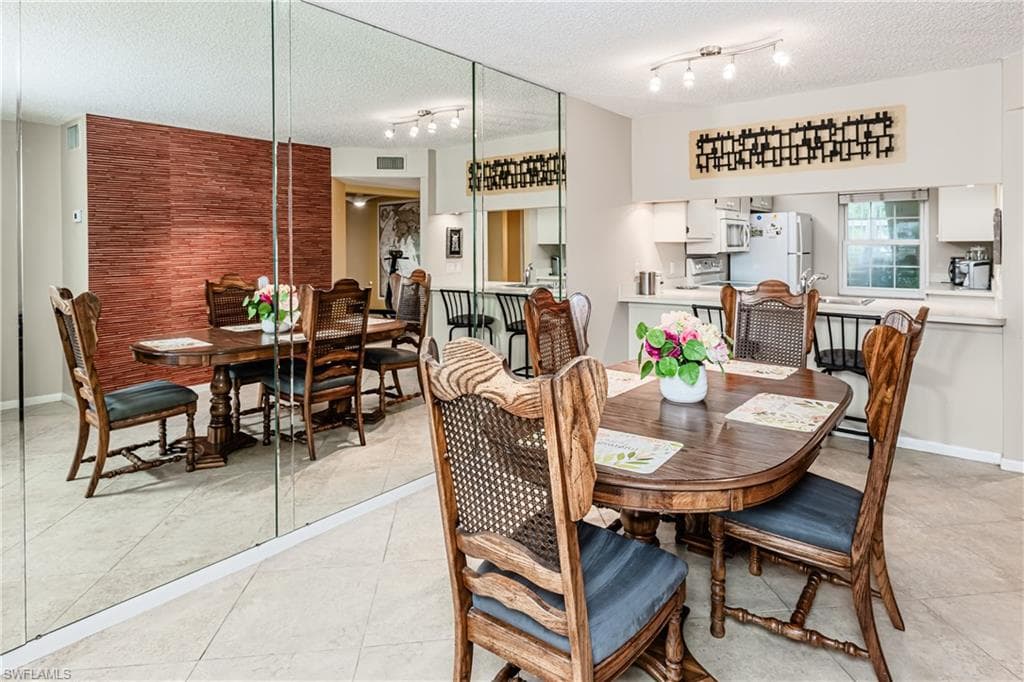 1708 Kings Lake Blvd 101, Naples, FL 34112-4