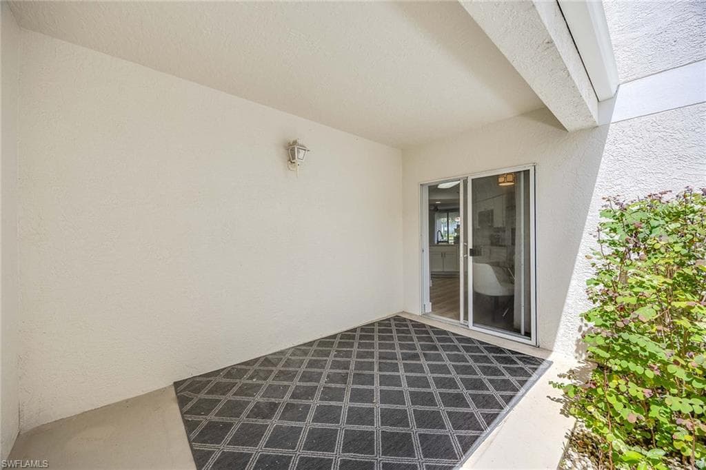 5040 Cedar Springs Dr 101, Naples, FL 34110-29