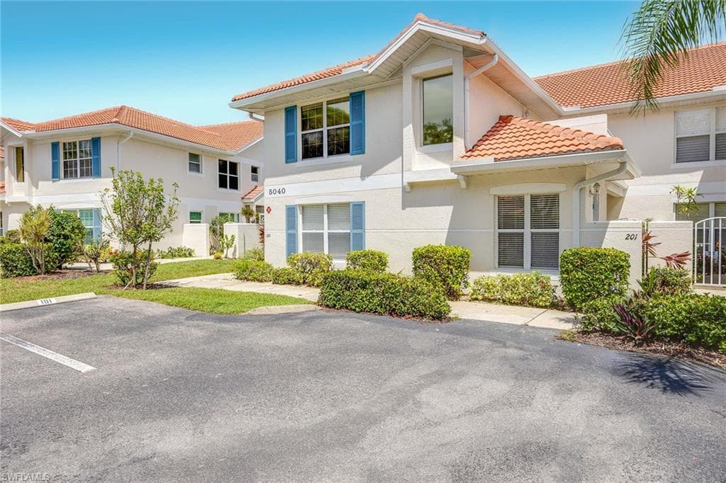 5040 Cedar Springs Dr 101, Naples, FL 34110-2